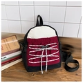 Detail van een kinderrugzak van rood nylon materiaal met wit trekkoordontwerp - Zwart