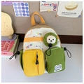 Detalle de mochila infantil multicolor con colgante de oso de peluche y cremalleras - Amarillo