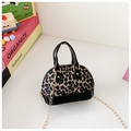 Mini borsa a conchiglia per bambine con stampa leopardata e dettagli in pelle nera - Nero