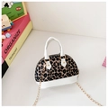 Mini borsa a conchiglia leopardata per bambine con catena d'oro e dettagli bianchi - Bianco