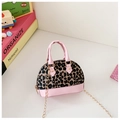 Mini borsa a conchiglia leopardata per bambine con bordo rosa e catena dorata - Rosa