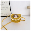 Détail du sac bandoulière enfant en daim jaune avec bordure en dentelle blanche et charme peluche - Jaune
