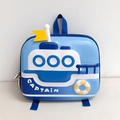 Dettaglio dello zaino per bambini a forma di barca con stampa CAPTAIN ed elementi 3D - Blu