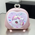 Detailansicht des rosa 3D-Hartschalen-Kinderrucksacks mit Einhorn- und Herzmotiv - Lotusrosa