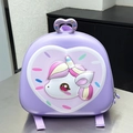 Detail der 3D-Einhorn und Herz-Donut Muster auf dem lila EVA Hartschalen-Rucksack - Lila