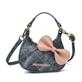 Mini sac bandoulière en denim bleu marine avec nœud en cuir rose et matelassage - Bleu Denim