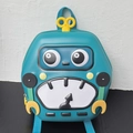 Vista frontal de una mochila infantil de robot azul con carcasa rígida y relieve 3D - Verde