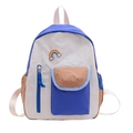 Mochila infantil ligera en contraste azul y marrón con parche de arcoíris y nube - Azul
