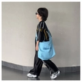 Gros plan sur le sac bandoulière en toile bleu ciel pour enfants avec broderie Bluch - Bleu clair (sans pendentif)