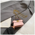 Mini borsa a tracolla rosa in pelle con catena dorata e manico su giacca grigia - Rosa (Solo Borsa)