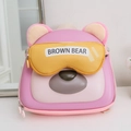 Detailopname van roze berenrugzak met geel oogmasker en tekst Brown Bear - Roze