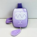 Dettaglio borsa gatto in EVA viola con scocca rigida e ciondolo a coda di peluche soffice - Viola