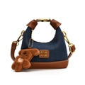 Mini bolso para niña en denim azul marino con ribete de cuero y amuleto de oso - Azul Denim Con Colgante