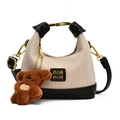 Bolso tejido beige con ribete de cuero negro y un tierno colgante de osito - Negro y Beige Con Colgante