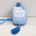 Dettaglio della borsa a tracolla gatto azzurra con pompon di peluche e design rigido - Blu