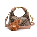 Bolso de mano de cuadros para niña en cuero marrón y púrpura con colgante de osito - Cuadros Rosas Con Colgante
