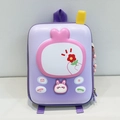 Dettaglio macro dello zaino viola per bambini con design telefono 3D e antenna gialla inclusa - Viola