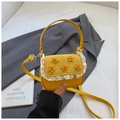 Mini borsa a tracolla gialla con fiori 3D e bordo in pizzo bianco sulla patta - Giallo