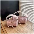 Detalle de bolsos cilíndricos rosas de lunares con lazos y asas de encaje blanco - Grande / Rosa