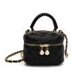 Mini bolso acolchado negro con adornos de perlas y correa de cadena dorada - Negro