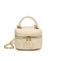 Mini sac à bandoulière matelassé blanc crème avec chaîne dorée et tirette en perles - Blanc
