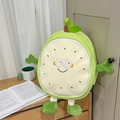 Süßer grüner Plüsch-Rucksack im Comic-Frucht-Design mit Armen und Beinen auf Holzschrank - Groß (Nur Tasche) / Weiß