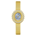 Montre dorée avec bracelet tressé et cadran ovale en nacre bleu clair à strass - Boîtier Doré Cadran Coquille Noire Bracelet en Maille à Chevrons Doré