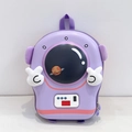 Detalle de mochila infantil de astronauta morada con visera 3D y manos de peluche suave - Morado