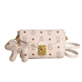 Schicke beige Umhängetasche mit Katzen-Print, Pudel-Anhänger und Metallverschluss - Mit Anhänger / Gebrochenes Weiß