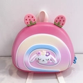 Detailansicht vom rosa EVA-Hartschalenrucksack mit 3D-Erdbeeren und Hasenmotiv für Kinder - Rosa