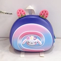 Detail eines niedlichen lila Hartschalen-Kinderrucksacks mit Hasen- und Erdbeerdeko - Lila