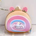 Detail der Cartoon Erdbeer und Hasen Elemente auf dem EVA Hartschalen Kinderrucksack - Gelb