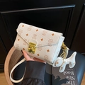 Sac bandoulière beige avec imprimés chats mignons et fermoir doré tenu à la main - Sac Seul / Blanc Cassé