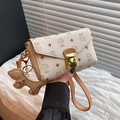 Sac enveloppe crème avec imprimés chats, bordure en cuir marron et fermoir doré - Sac Seul / Set Jaune