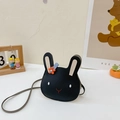 Mini-Umhängetasche in Hasenform aus schwarzem Kunstleder mit orangefarbener Blume - Rund / Schwarz