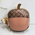 Vue détaillée du sac à dos gland pour enfants avec peluche écureuil et coque rigide - Marron