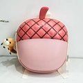 Détail d'un sac à dos rose pour enfant en forme de gland avec texture matelassée et écureuil - Rouge