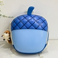 Détail du sac à dos enfant en forme de pomme de pin avec texture mesh et peluche loutre - Bleu