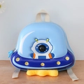 Detalle de la mochila infantil con forma de OVNI y figura de astronauta en relieve 3D - Azul