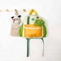 Kinder-Rucksack im Color-Block-Design in Beige und Grün mit niedlichem Anhänger - Mittel / Grün