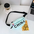 Borsa a tracolla per bambini verde menta con scritta CHINA e dettaglio distintivo orso - Piccolo / Ciano