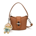 Sac à main tissé marron pour filles avec pendentif poupée et fermoir métallique rotatif - Marron avec Pendentif