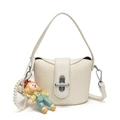Mini sac à main tissé crème pour filles avec perles et pendentif poupée mignon - Blanc Avec Pendentif