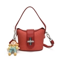 Mini sac seau rouge tissé avec garniture en cuir et joli pendentif poupée verte - Rouge avec pendentif