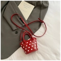 Détail du mini sac seau rouge à pois avec finition brillante et bandoulière longue assortie - Rouge (Sac Uniquement)