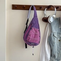 Detalle de bandolera patchwork morada para niños con cordón ajustable y etiqueta de moda - Morado