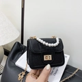 Mini borsa nera in similpelle con manico di perle e tracolla a catena dorata - Nero