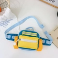 Riñonera infantil de colores combinados con tira reflectante y correa azul ajustable - Azul