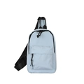 Sac bandoulière enfant bleu clair minimaliste avec sangle noire réglable sur fond blanc - Petit / Bleu