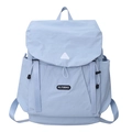 Mochila infantil azul claro de nailon con solapa y correas ajustables sobre fondo blanco - Azul